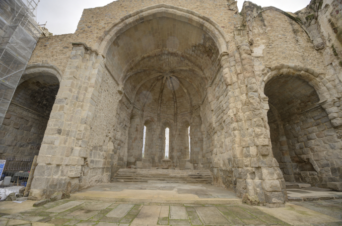 Vista de lla cabera interna de la iglesia del monasterio de Valdeiglesias
